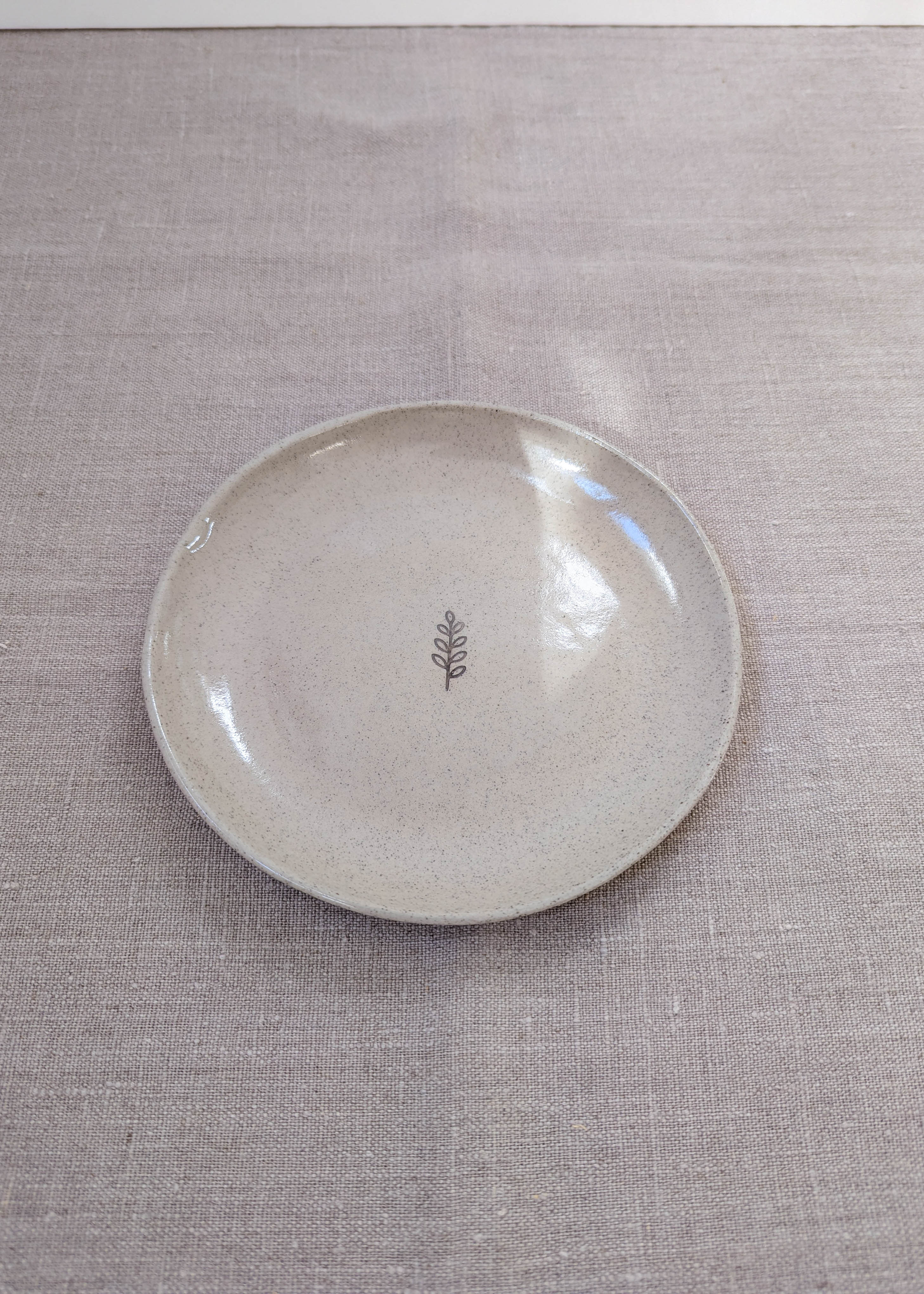 Speckled leaf plate 17 cm