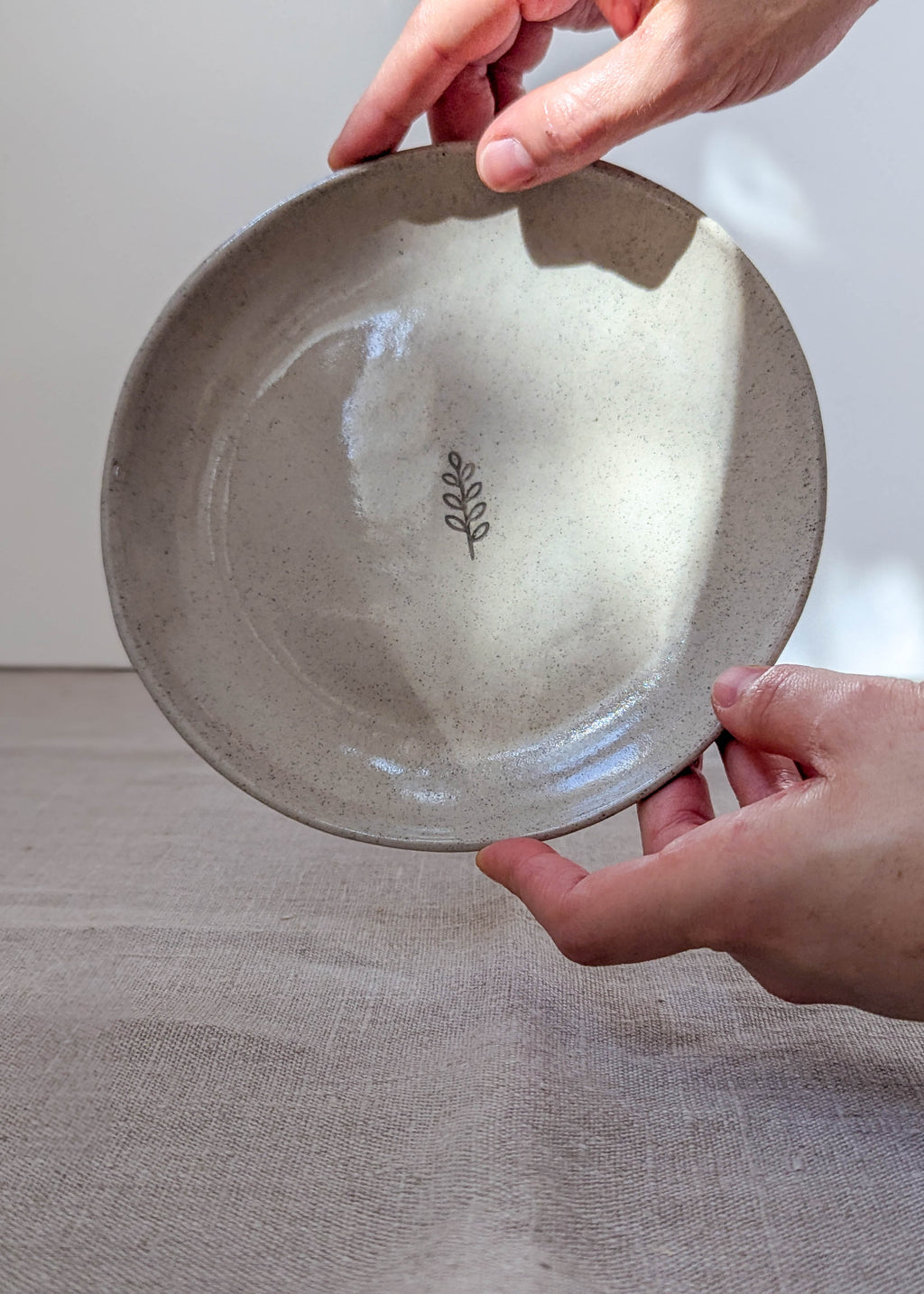 Speckled leaf plate 17 cm