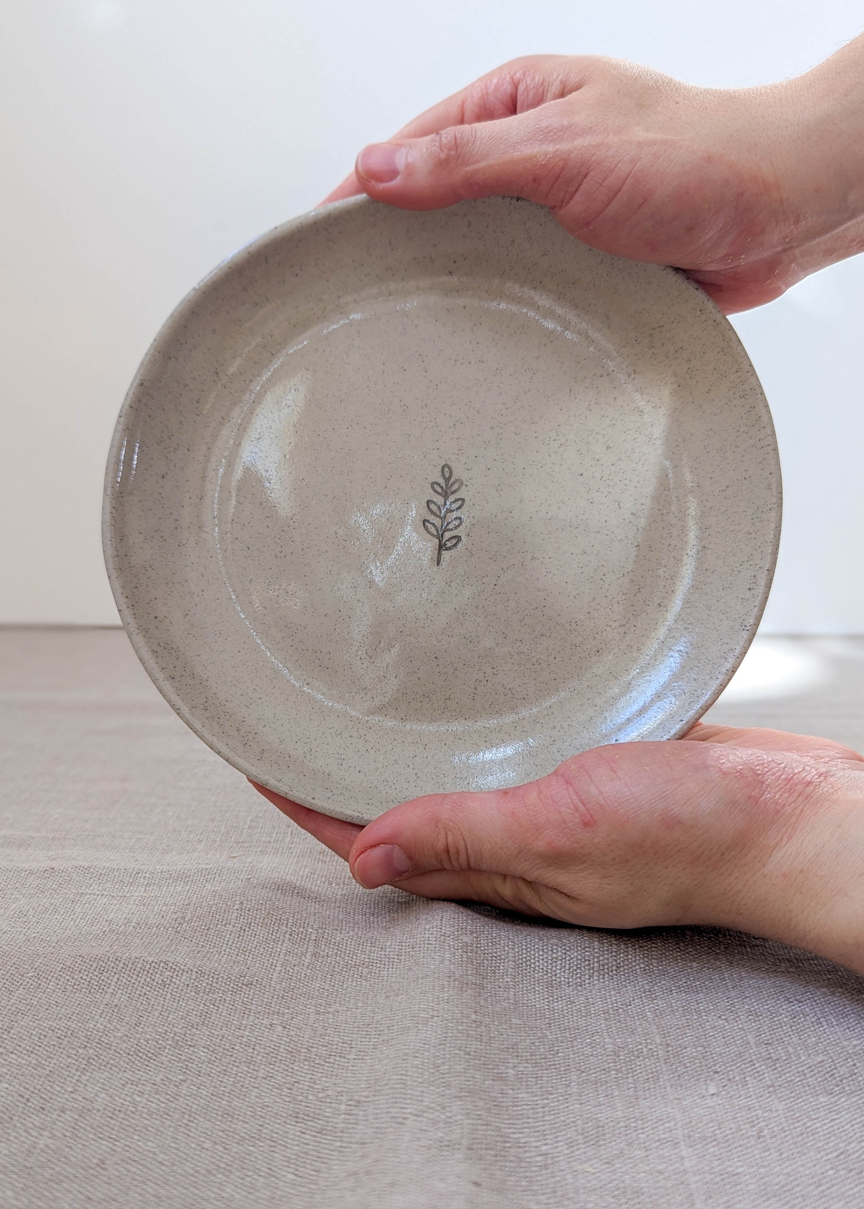 Speckled leaf plate 17 cm