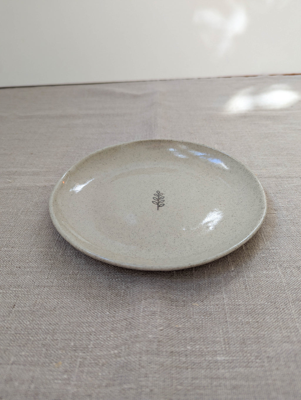 Speckled leaf plate 17 cm