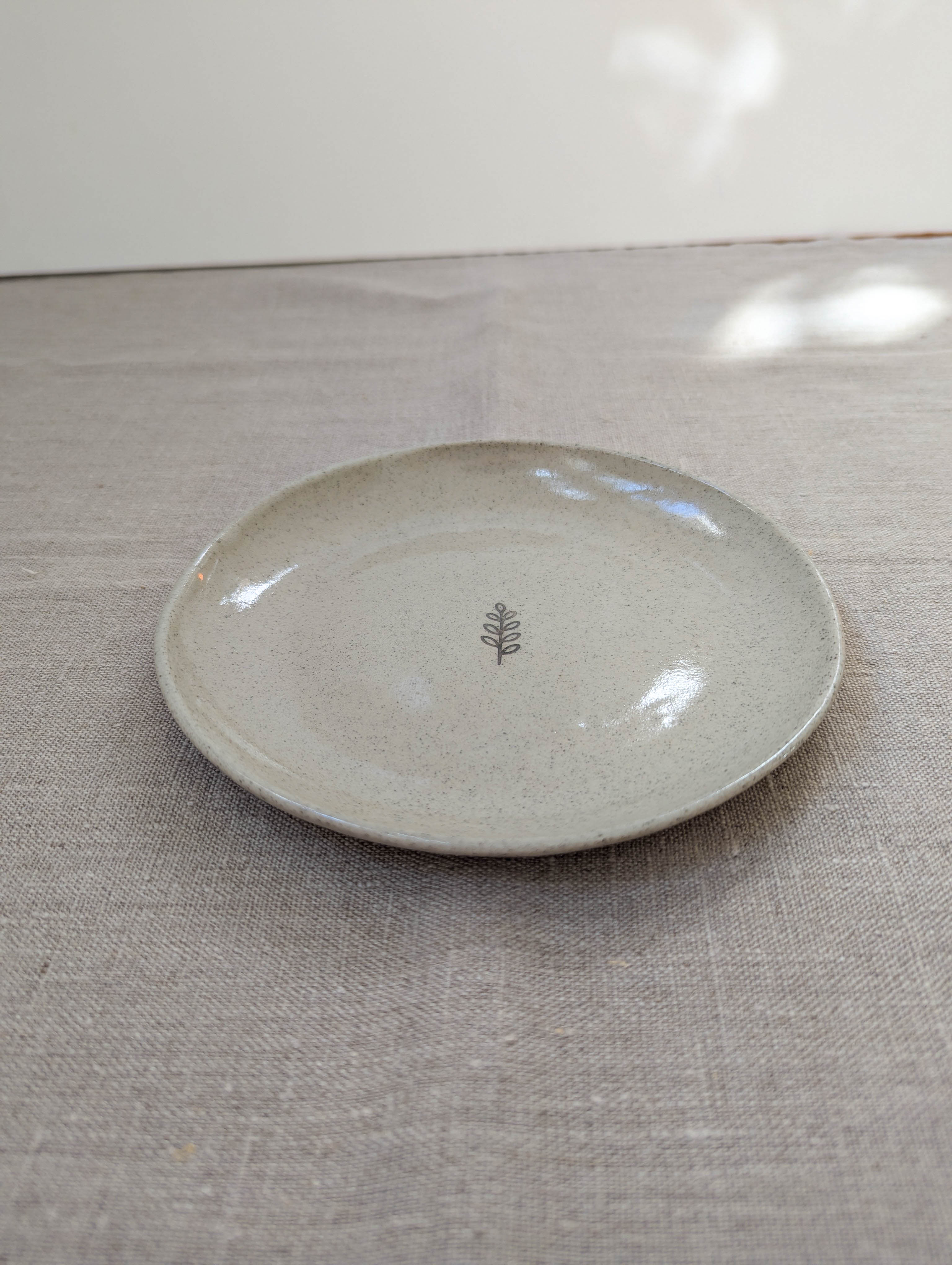 Speckled leaf plate 17 cm