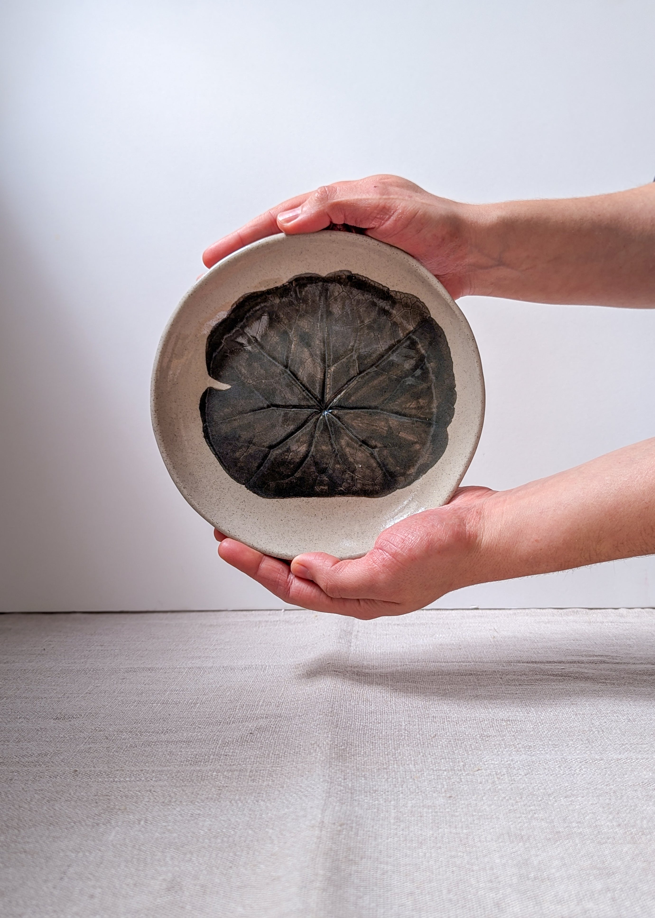 Speckled leaf plate 17 cm