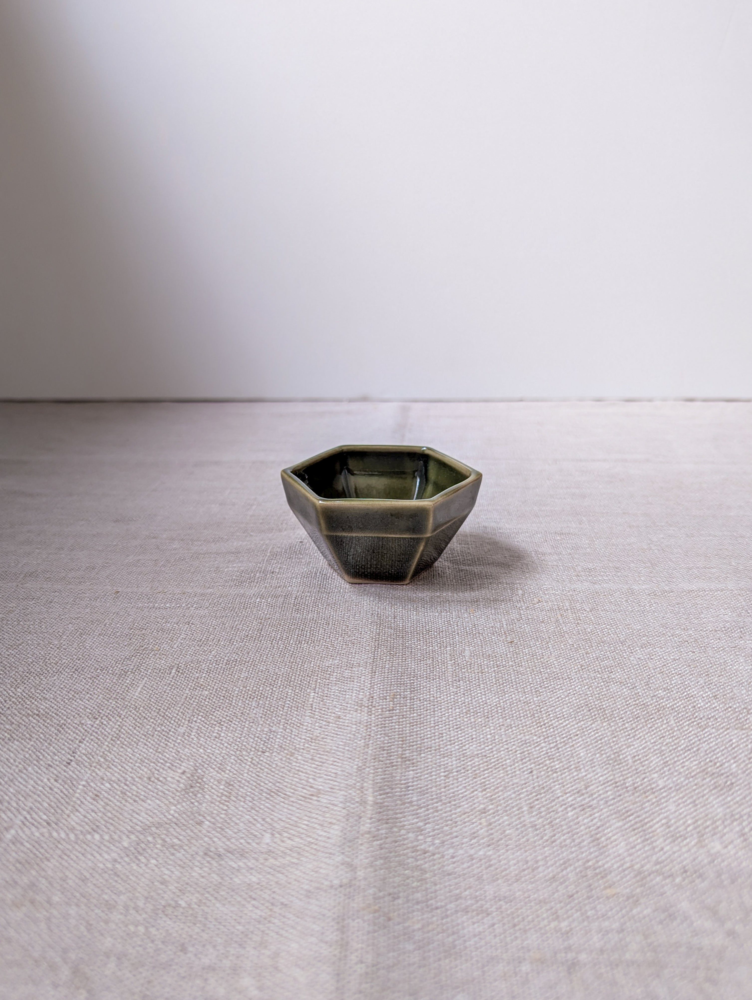 Hexagon sauce cup 8 cm - olive