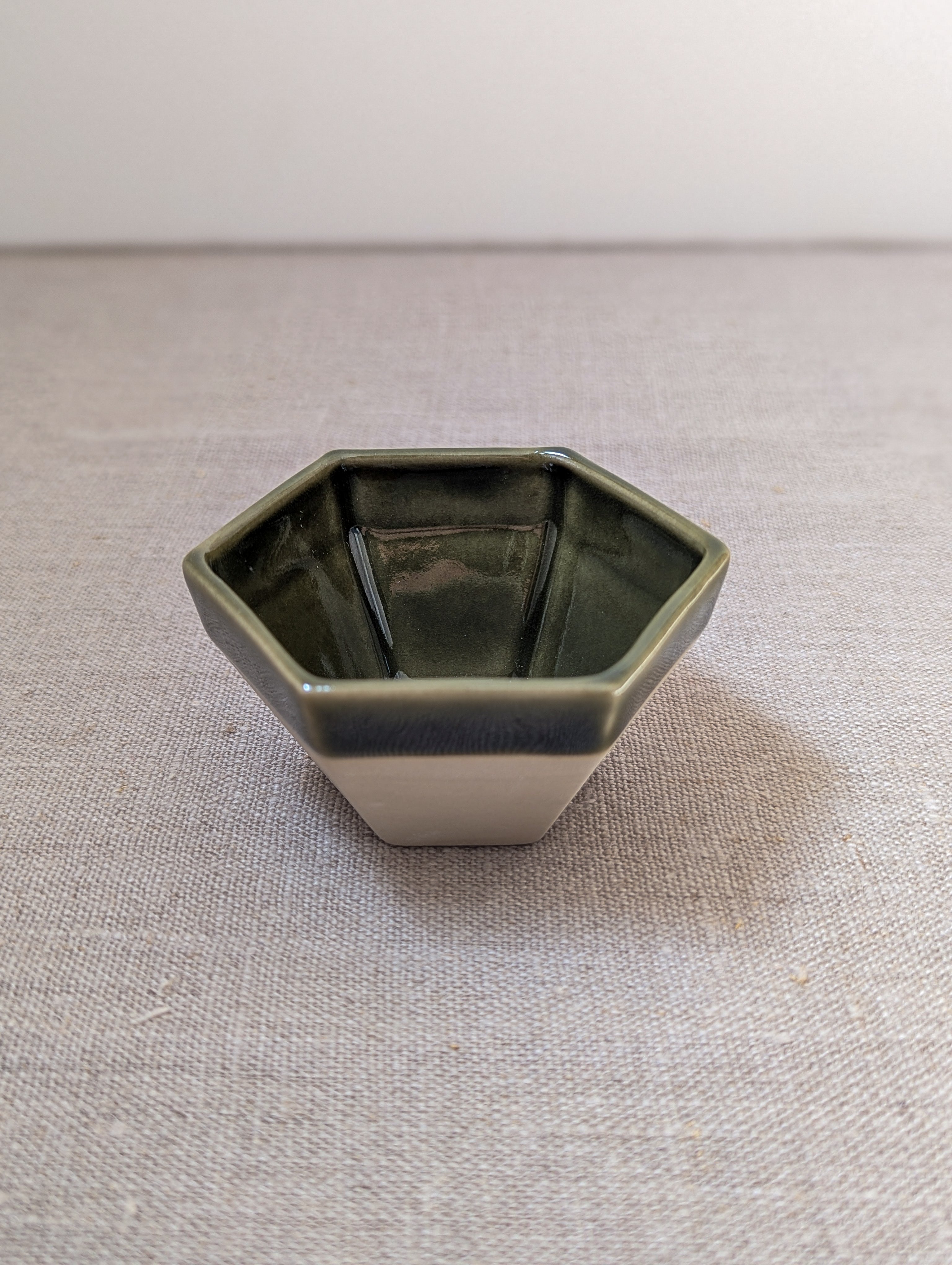 Hexagon sauce cup 8 cm - olive