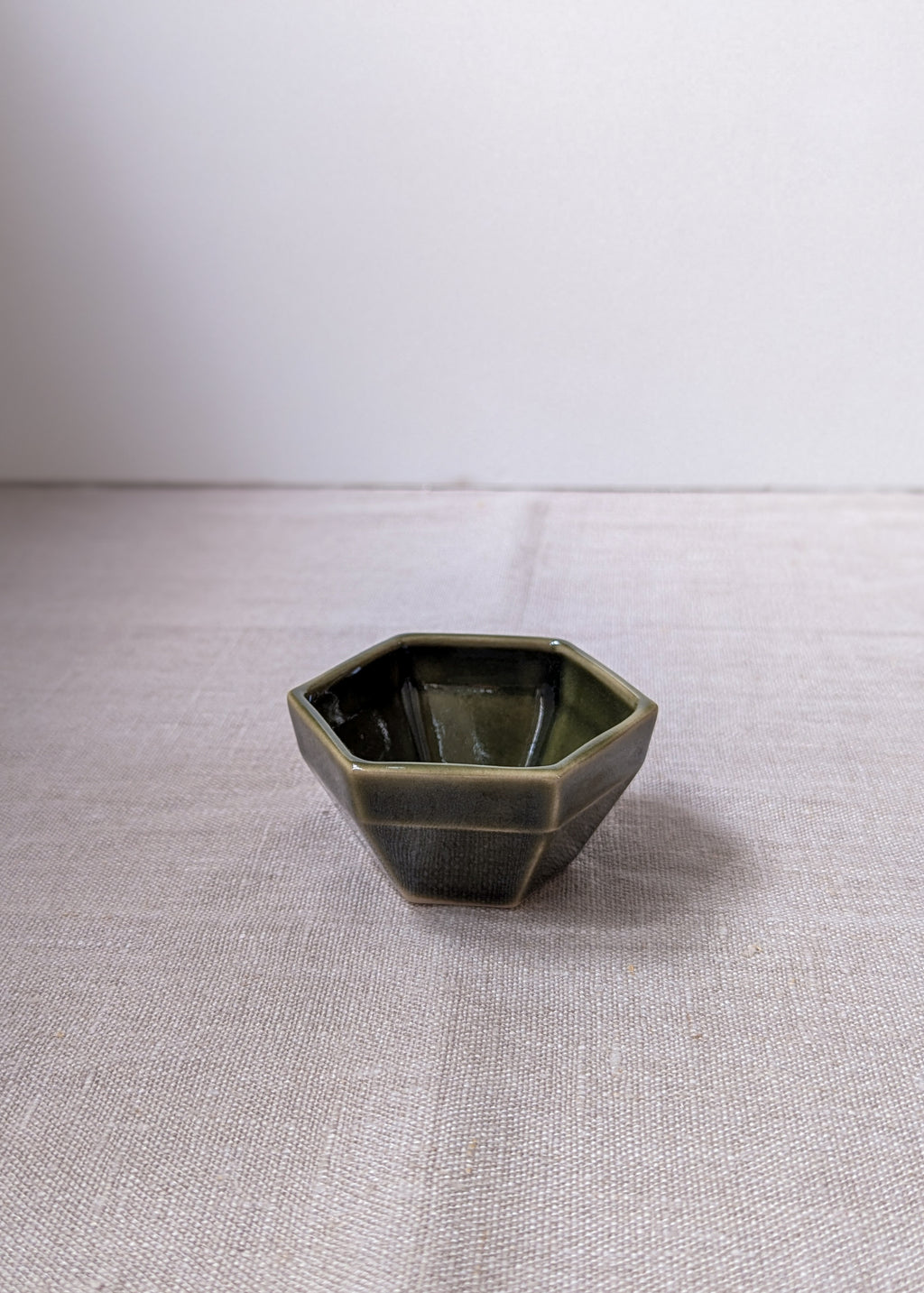 Hexagon sauce cup 8 cm - olive
