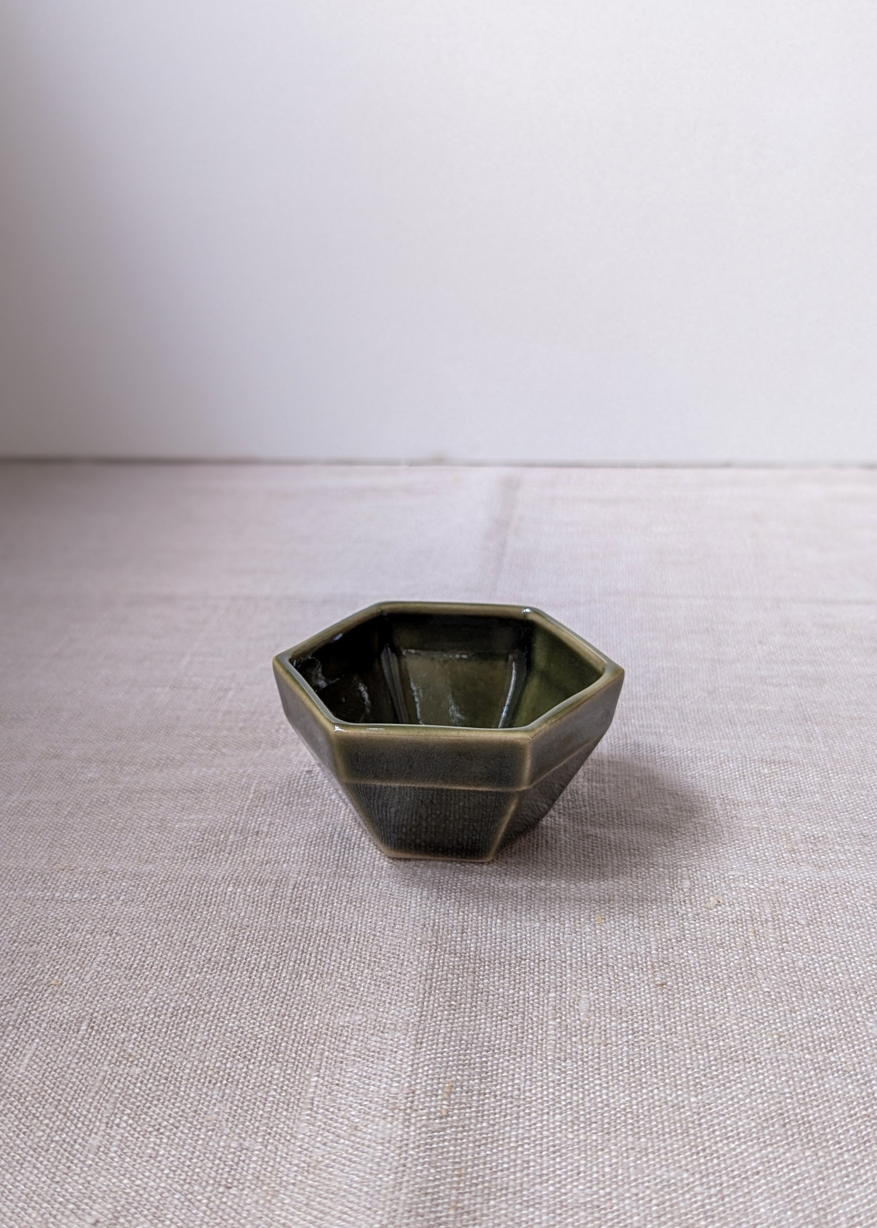 Hexagon sauce cup 8 cm - olive