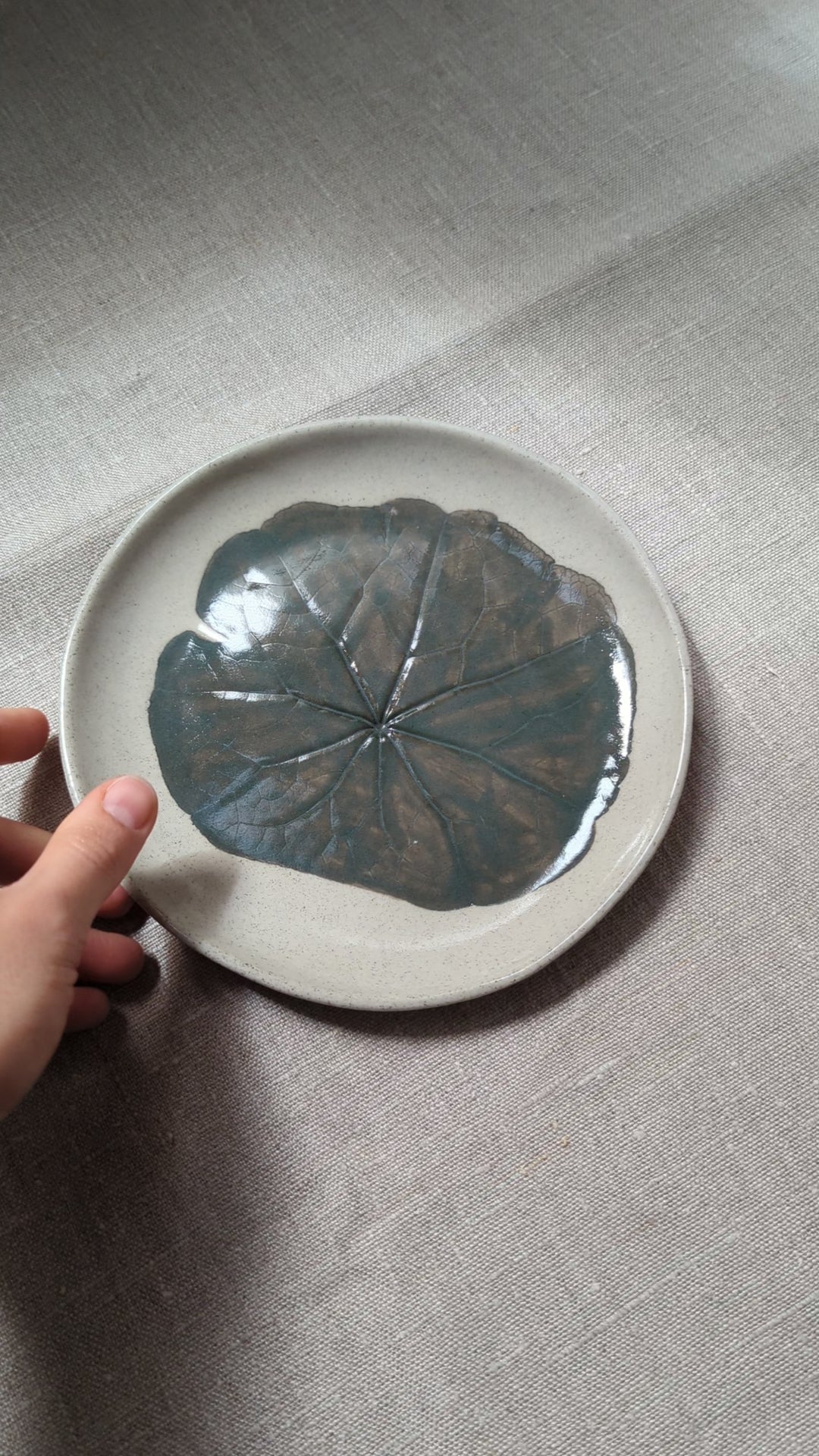 Speckled leaf plate 17 cm