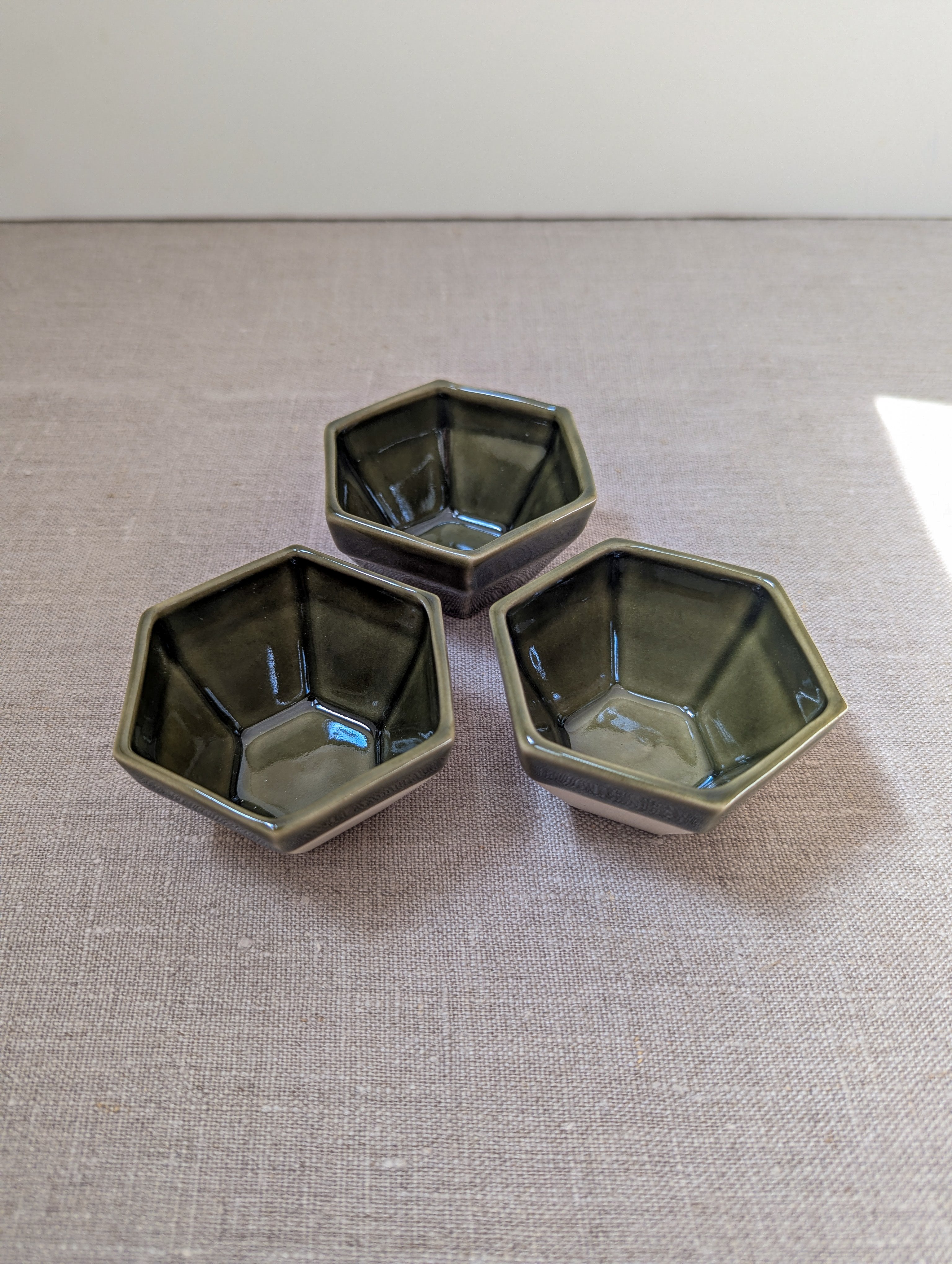 Hexagon sauce cup 8 cm - olive